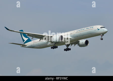 Bangkok, Thailand - 21.April 2018. Ein Airbus A350-1000 Flugzeug von Cathay Pacific Landung in Bangkok Suvarnabhumi Airport (BKK). Stockfoto