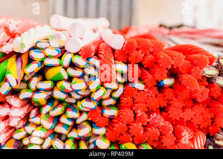 Längliche Süßigkeiten der vielen Farben. Stockfoto