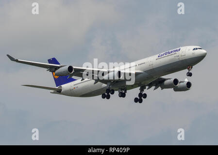 Bangkok, Thailand - 21.April 2018. Ein Airbus A340-300 der Lufthansa Flugzeug Landung in Bangkok Suvarnabhumi Airport (BKK). Stockfoto