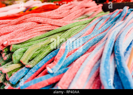 Längliche Süßigkeiten der vielen Farben. Stockfoto