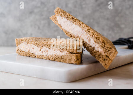 Dreieck Licht Sandwich mit Thunfisch Einfügen auf Marmor. Fast food. Stockfoto