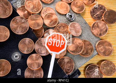 1- und 2-Cent-Münzen mit STOP-Schild, Abschaffung der kleinen monetären Einheiten?, Ein- und Zwei-Cent-Münzen mit Stopschild, Abschaffung von kleinen Münzeinheit Stockfoto