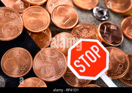 1- und 2-Cent-Münzen mit STOP-Schild, Abschaffung der kleinen monetären Einheiten?, Ein- und Zwei-Cent-Münzen mit Stopschild, Abschaffung von kleinen Münzeinheit Stockfoto