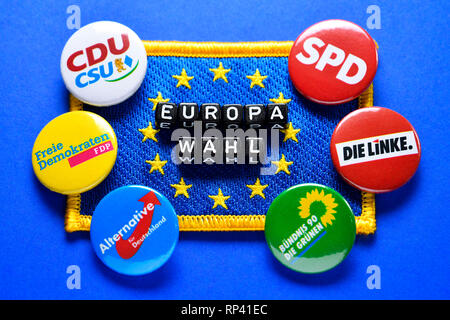 Schlaganfall europäischen Wahl auf der EU-Flagge und Anstecker der deutschen Parteien, Perkele Europawahl in EU-Fahne und Anstecker deutscher Parteien Stockfoto