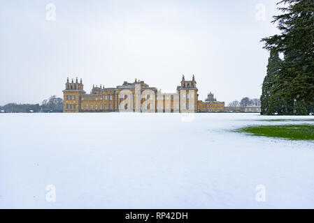 Blenheim Palace. Die vordere Fassade und Rasen von Blenheim Palace im Schnee - Blenheim Palace in Woodstock, Oxfordshire, England Stockfoto