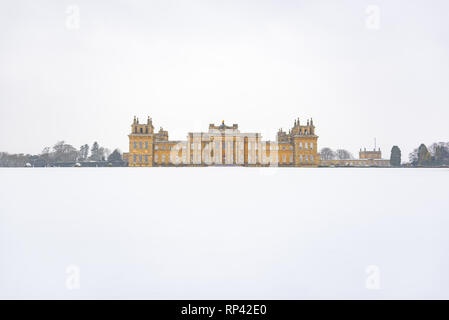 Blenheim Palace. Die vordere Fassade und Rasen von Blenheim Palace im Schnee - Blenheim Palace in Woodstock, Oxfordshire, England Stockfoto