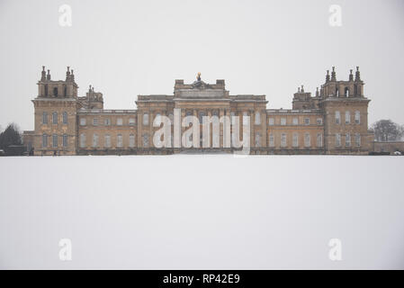 Blenheim Palace. Die vordere Fassade und Rasen von Blenheim Palace im Schnee - Blenheim Palace in Woodstock, Oxfordshire, England Stockfoto