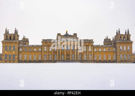 Blenheim Palace. Die vordere Fassade und Rasen von Blenheim Palace im Schnee - Blenheim Palace in Woodstock, Oxfordshire, England Stockfoto