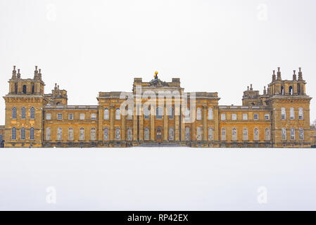 Blenheim Palace. Die vordere Fassade und Rasen von Blenheim Palace im Schnee - Blenheim Palace in Woodstock, Oxfordshire, England Stockfoto