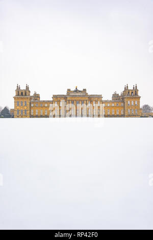 Blenheim Palace. Die vordere Fassade und Rasen von Blenheim Palace im Schnee - Blenheim Palace in Woodstock, Oxfordshire, England Stockfoto