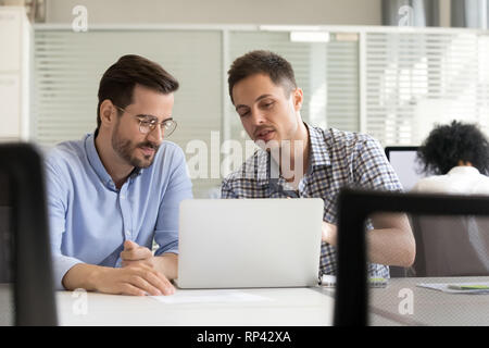 Tausendjährige Mitarbeiter auf Bildschirm Planung Strategie, um den Vertrieb, den Austausch von Ideen und Gedanken über neue Projekt sitzen togethe erhöhen Stockfoto