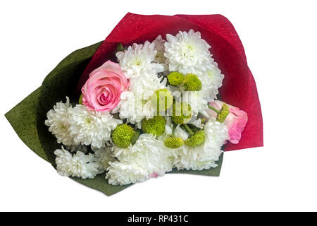 Schönen Blumenstrauß aus Rosen und Chrysanthemen in dekorativer Verpackung. Auf einem weißen Hintergrund dargestellt. Stockfoto