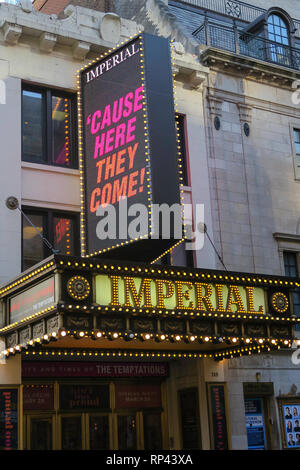 Das Imperial Theater Fassade und Festzelt für'Ai nicht zu Stolz', Times Square, New York City, USA Stockfoto