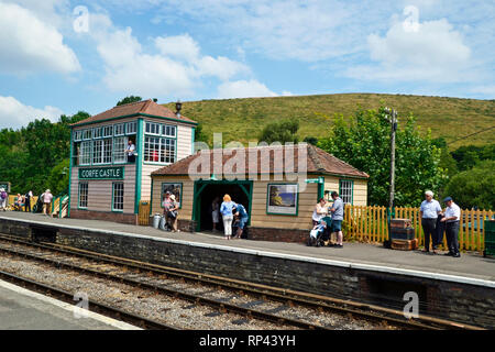 Menschen auf der Plattform in Corfe Castle Bahnhof, Swanage Railway, Swanage, Isle of Purbeck, Dorset, Großbritannien Stockfoto