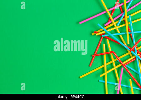 Bunte cocktail Rohre Strohhalme auf grünem Hintergrund Stockfoto