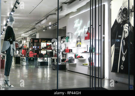 West Broadway in SoHo hat viele exklusive Boutiquen, New York City, USA Stockfoto