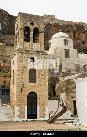 Der Hauptplatz mit der Kirche Christi in Ketten (Christos Elkomenos), Monemvasia, Griechenland Stockfoto