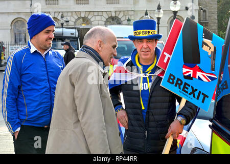 Chris Williamson MP (Arbeit: Derby North) Gespräch mit sodem Gründer anti-Brexit Mitkämpfer Steve Bray in Westminster, Feb 2019 Stockfoto