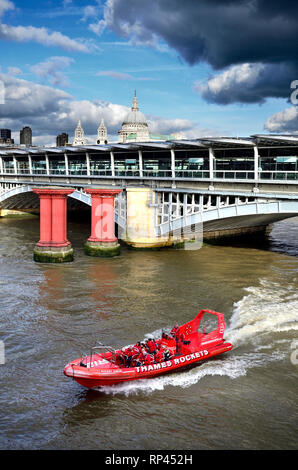 London, England, UK. Thames Raketen touristische Schnellboot an der Themse vorbei unter Blackfriars Bridge, die St Paul's Kathedrale im Hintergrund Stockfoto