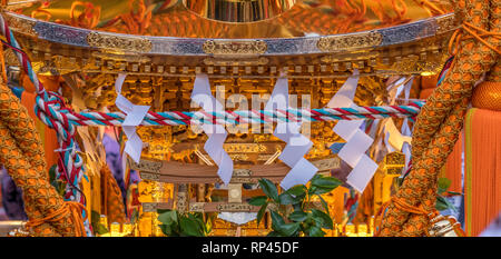 Detail der Mikoshi des Haneda Matsuri (Festival). Findet jeden Juli, Freitag bis Sonntag auf der letzten Woche im Juli in Haneda Schrein. Tokio, Japan Stockfoto