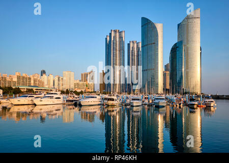 Busan Hafen mit Yachten, Marina City Wolkenkratzer mit Reflexion auf Sonnenuntergang, Südkorea Stockfoto
