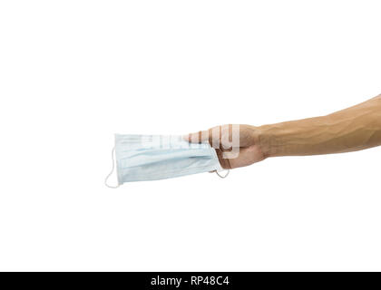 Eines Mannes Hand chirurgische Ohrbügel Maske auf weißem Hintergrund abgeschnitten. Stockfoto