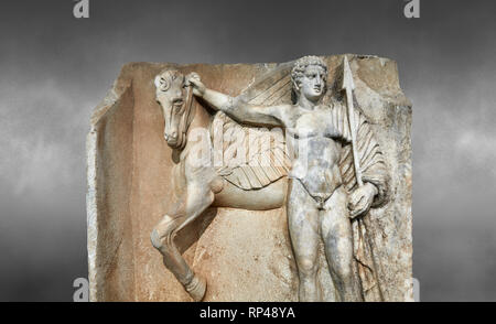 Nahaufnahme eines römischen Sebasteion Relief von Bellerophon Aphrodisias Museum, Aphrodisias, Türkei. Vor grauem Hintergrund. Bellerophon war Stockfoto