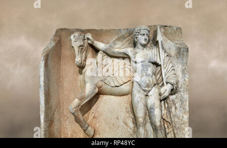 Nahaufnahme eines römischen Sebasteion Relief von Bellerophon Aphrodisias Museum, Aphrodisias, Türkei. Gegen eine Art Hintergrund. Bellerophon war Stockfoto