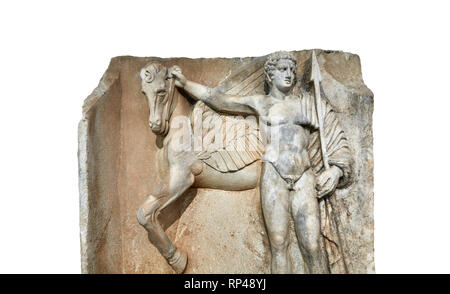 Nahaufnahme eines römischen Sebasteion Relief von Bellerophon Aphrodisias Museum, Aphrodisias, Türkei. Vor einem weißen Hintergrund. Bellerophon Stockfoto