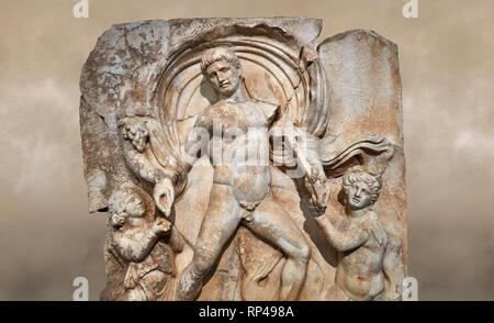 Römische Sebasteion Relief des Kaisers Claudius als Gott, der das Meer und das Land, Afrodisias Museum, Aphrodisias, Türkei. Gegen eine Art Hintergrund. Stockfoto