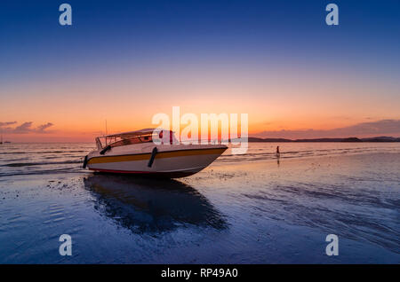 Abends am Strand Meer Schnellboot bewölkt bei Ao Nang Krabi Thailand Stockfoto