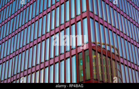 Abstraktes Bild aus Glas und Beton. Architektonische Außenfassade und Detail. Abstrakte Farbe Hintergrund. Moderne Architektur und Design. Hu Stockfoto