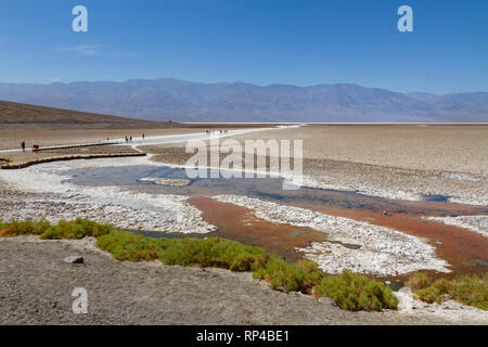 Allgemeine Ansicht in Richtung Badwater Basin, Death Valley National Park, California, United States. Stockfoto