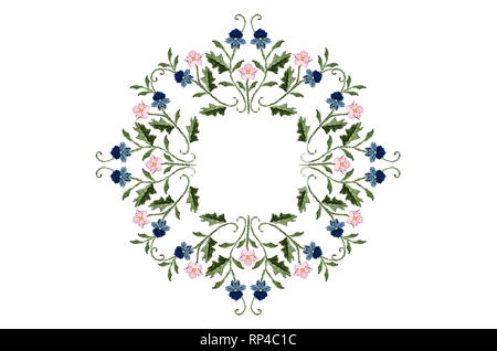 Oval Kranz der gestickten Blumensträuße mit blau-blau und rosa Blumen auf Twisted Stengel mit Blättern auf weißem Hintergrund Stockfoto