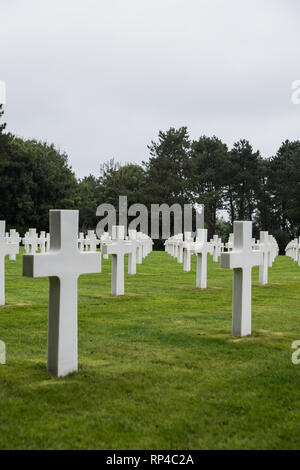 Normandie amerikanische Soldatenfriedhof und Denkmal am Omaha Beach, Colleville-sur-Mer, Normandie, Frankreich - vertikaler Stockfoto