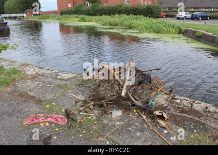 Müll wurde aus dem Selby Canal genommen und auf dem Towpath, Großbritannien, gelassen Stockfoto