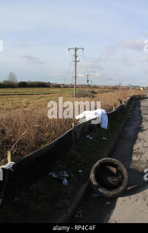Schuttplatz Abfälle am Straßenrand in der Britischen Landschaft Stockfoto