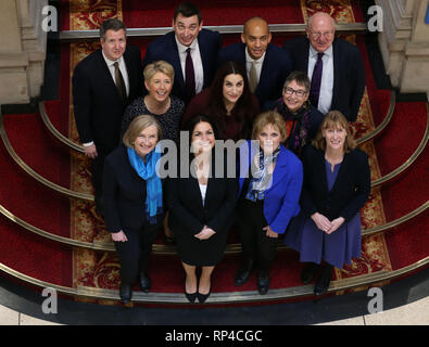 (Hintere Reihe von links nach rechts) Chris Leslie, Gavin Shuker, Chuka Umunna und Mike klafft, (mittlere Reihe, von links nach rechts) Angela Smith, Luciana Berger und Ann Coffey, (vordere Reihe, von links nach rechts) Sarah Wollaston, Heidi Allen, Anna Soubry und Joan Ryan, im Anschluss an eine Pressekonferenz für die unabhängige Gruppe, wo die Drei konservative Abgeordnete, Wollaston, Allen und Soubry, ihren Rücktritt aus der Partei angekündigt. Stockfoto