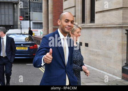 Chuka Umunna und Angela Smith einen Great George Street in London, im Anschluss an eine Pressekonferenz für die unabhängige Gruppe, wo drei konservative Abgeordnete, Sarah Woollaston, Heidi Allen und Anna Soubry, ihren Rücktritt aus der Partei angekündigt. Stockfoto