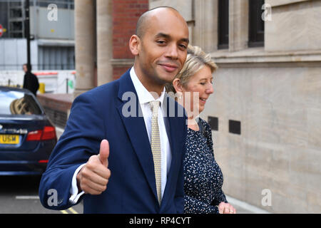 Chuka Umunna und Angela Smith einen Great George Street in London, im Anschluss an eine Pressekonferenz für die unabhängige Gruppe, wo drei konservative Abgeordnete, Sarah Woollaston, Heidi Allen und Anna Soubry, ihren Rücktritt aus der Partei angekündigt. Stockfoto