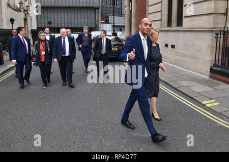 Chuka Umunna und Angela Smith (im Vordergrund) mit Gavin Shuker, Ann Coffey, Mike klafft, Sarah Wollaston und Chris Leslie (Hintergrund) lassen Sie eine Great George Street in London, im Anschluss an eine Pressekonferenz für die unabhängige Gruppe, wo drei konservative Abgeordnete, Sarah Woollaston, Heidi Allen und Anna Soubry, ihren Rücktritt aus der Partei angekündigt. Stockfoto