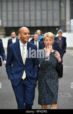 Chuka Umunna und Angela Smith einen Great George Street in London, im Anschluss an eine Pressekonferenz für die unabhängige Gruppe, wo drei konservative Abgeordnete, Sarah Woollaston, Heidi Allen und Anna Soubry, ihren Rücktritt aus der Partei angekündigt. Stockfoto