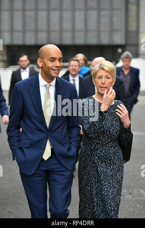 Chuka Umunna und Angela Smith einen Great George Street in London, im Anschluss an eine Pressekonferenz für die unabhängige Gruppe, wo drei konservative Abgeordnete, Sarah Woollaston, Heidi Allen und Anna Soubry, ihren Rücktritt aus der Partei angekündigt. Stockfoto