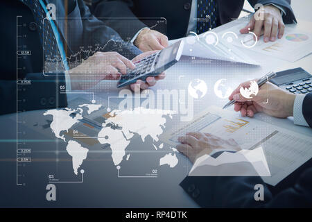 Die Unternehmer sind zutiefst Überprüfung eine finanzielle Berichte für einen Return on Investment oder Investitionen Risikoanalyse. Stockfoto