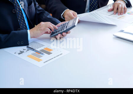 Zwei Geschäftsleute sind zutiefst Überprüfung eine finanzielle Berichte für einen Return on Investment oder Investitionen Risikoanalyse auf weißem Schreibtisch. Unten rechts kopieren spac Stockfoto