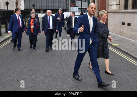 Chuka Umunna und Angela Smith (im Vordergrund) mit Gavin Shuker, Ann Coffey, Mike klafft und Chris Leslie (Hintergrund) lassen Sie eine Great George Street in London, im Anschluss an eine Pressekonferenz für die unabhängige Gruppe, wo drei konservative Abgeordnete, Sarah Woollaston, Heidi Allen und Anna Soubry, ihren Rücktritt aus der Partei angekündigt. Stockfoto