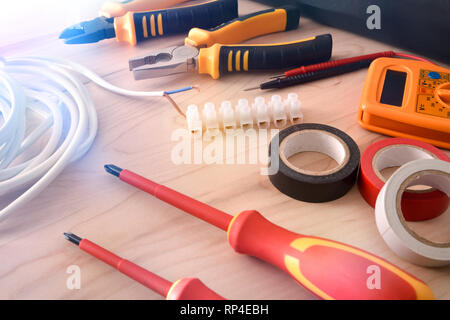 Zusammensetzung der Werkzeuge für elektrische Reparaturen an Holz- Tabelle. Horizontale Komposition. Erhöhte anzeigen. Stockfoto