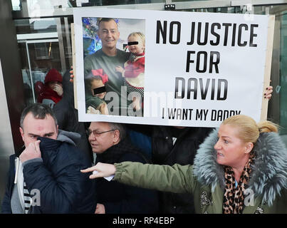 Verwandte von David Byrne, die im Regency Hotel in Dublin im Jahr 2016 ermordet wurde reagieren ausserhalb des Special Criminal Court in Dublin nach Gebühren, wo gegen Patrick Hutch fallengelassen. Stockfoto