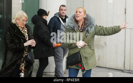 Verwandte von David Byrne, die im Regency Hotel in Dublin im Jahr 2016 ermordet wurde reagieren ausserhalb des Special Criminal Court in Dublin nach Gebühren, wo gegen Patrick Hutch fallengelassen. Stockfoto