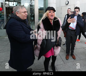 Verwandte von David Byrne, die im Regency Hotel in Dublin im Jahr 2016 ermordet wurde reagieren ausserhalb des Special Criminal Court in Dublin nach Gebühren, wo gegen Patrick Hutch fallengelassen. Stockfoto